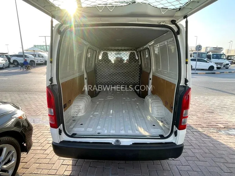Toyota Hiace 2020 for Sale in Sharjah Image-3