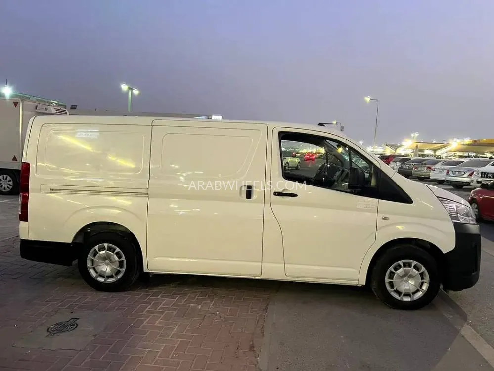 Toyota Hiace 2021 for Sale in Sharjah Image-3