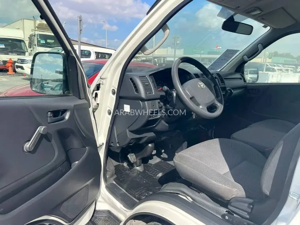 Toyota Hiace 2022 for Sale in Sharjah Image-8