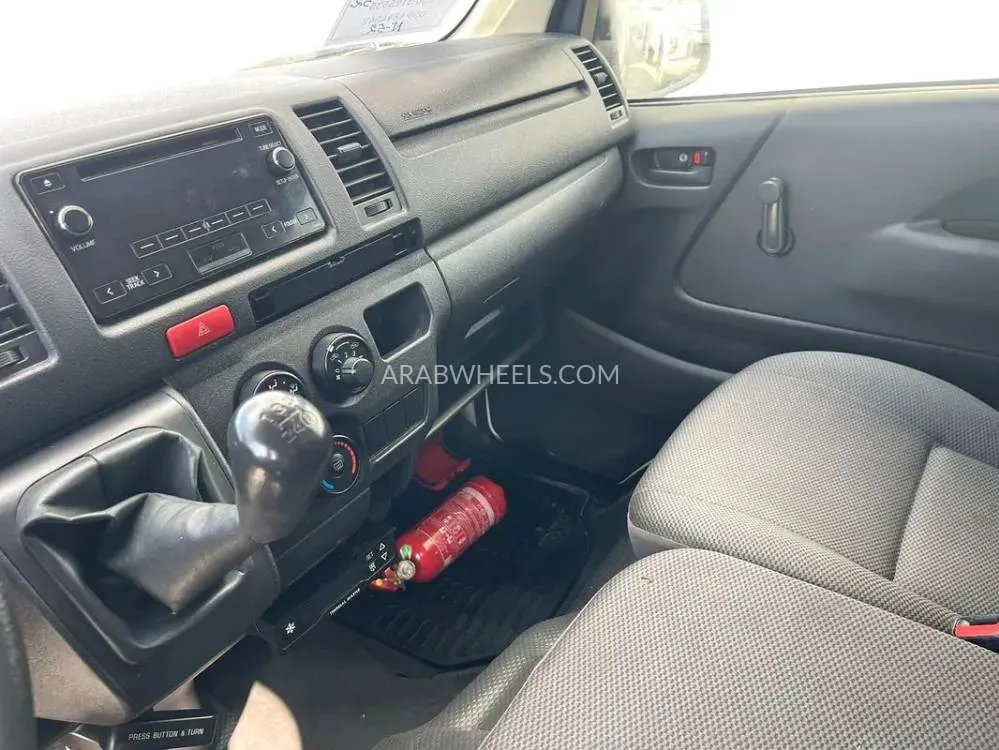 Toyota Hiace 2022 for Sale in Sharjah Image-9