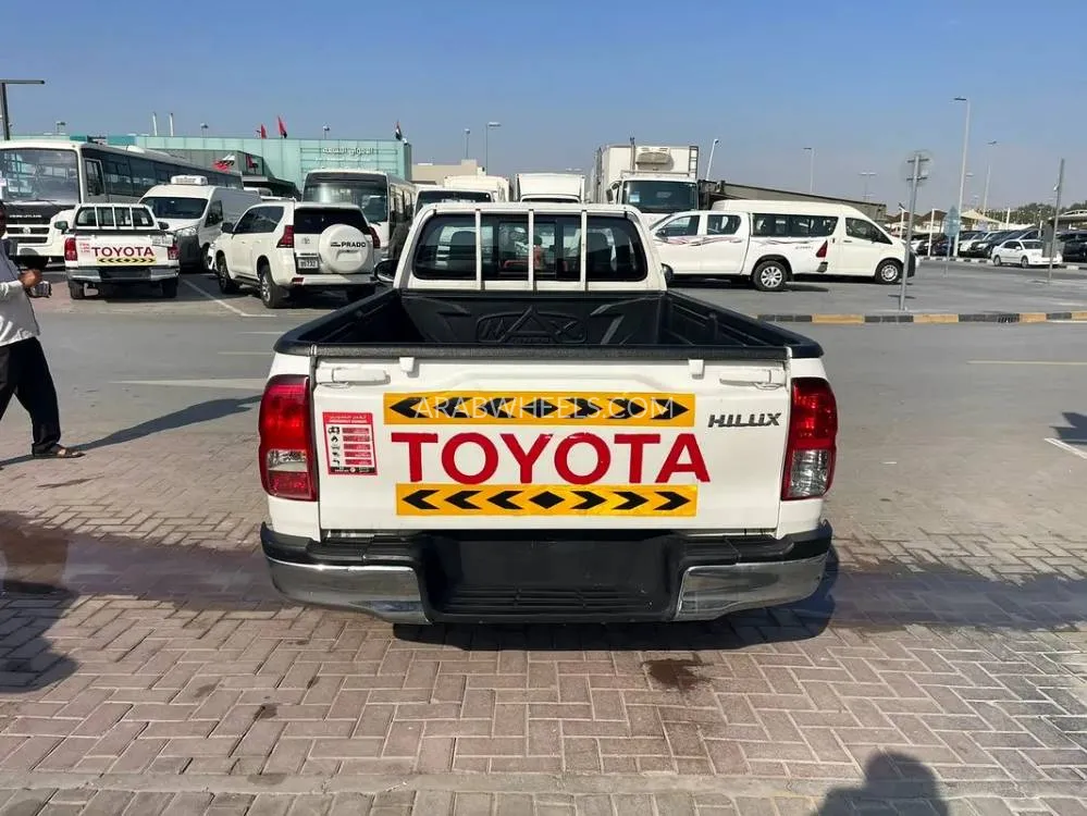 Toyota Hilux 2022 for Sale in Sharjah Image-9