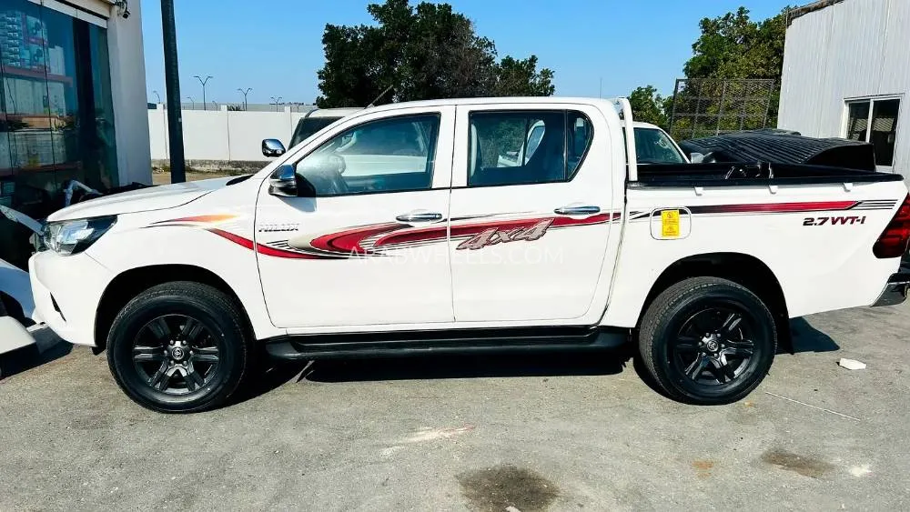 Toyota Hilux 2021 for Sale in Sharjah Image-2