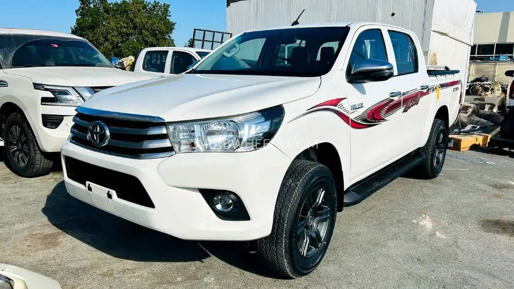 Toyota Hilux 2021 for Sale in Sharjah Image-3