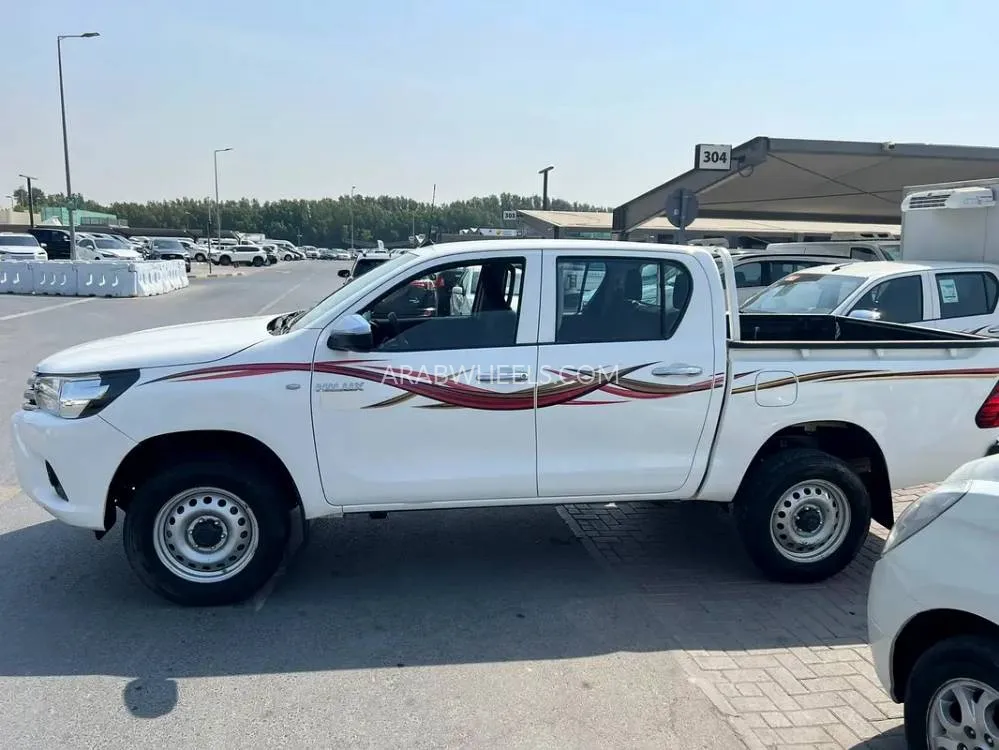 Toyota Hilux 2021 for Sale in Sharjah Image-3