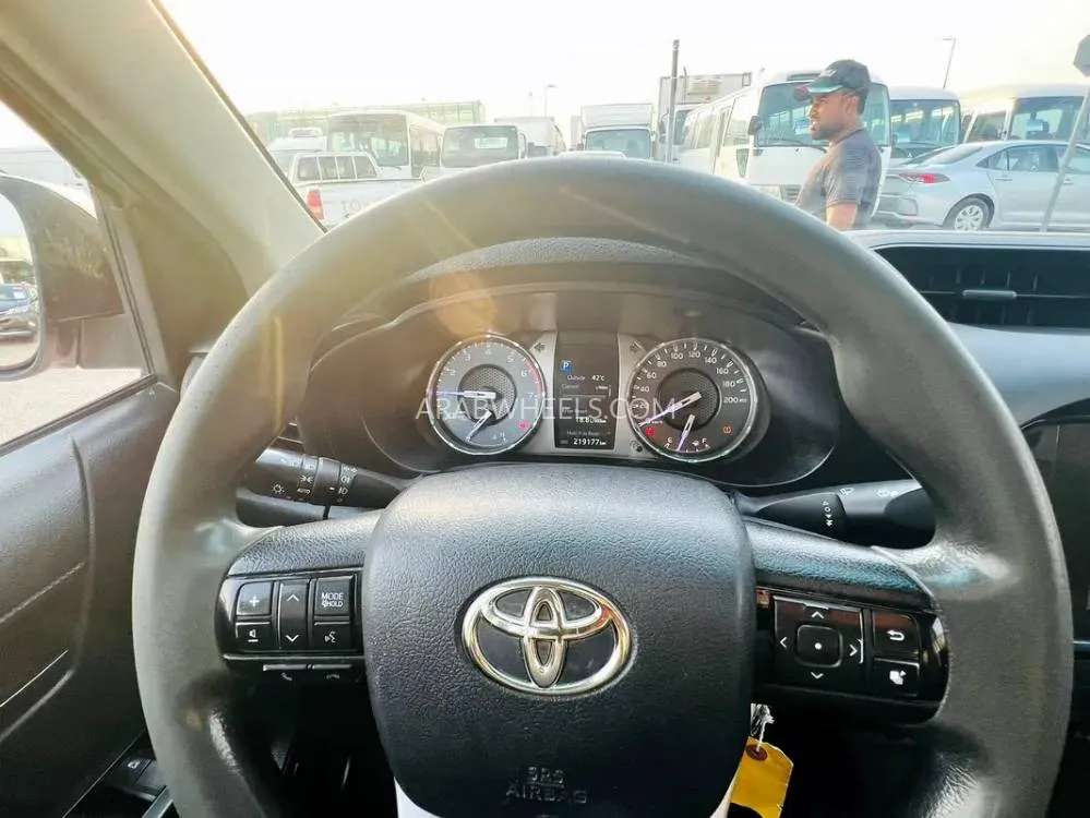 Toyota Hilux 2021 for Sale in Sharjah Image-2