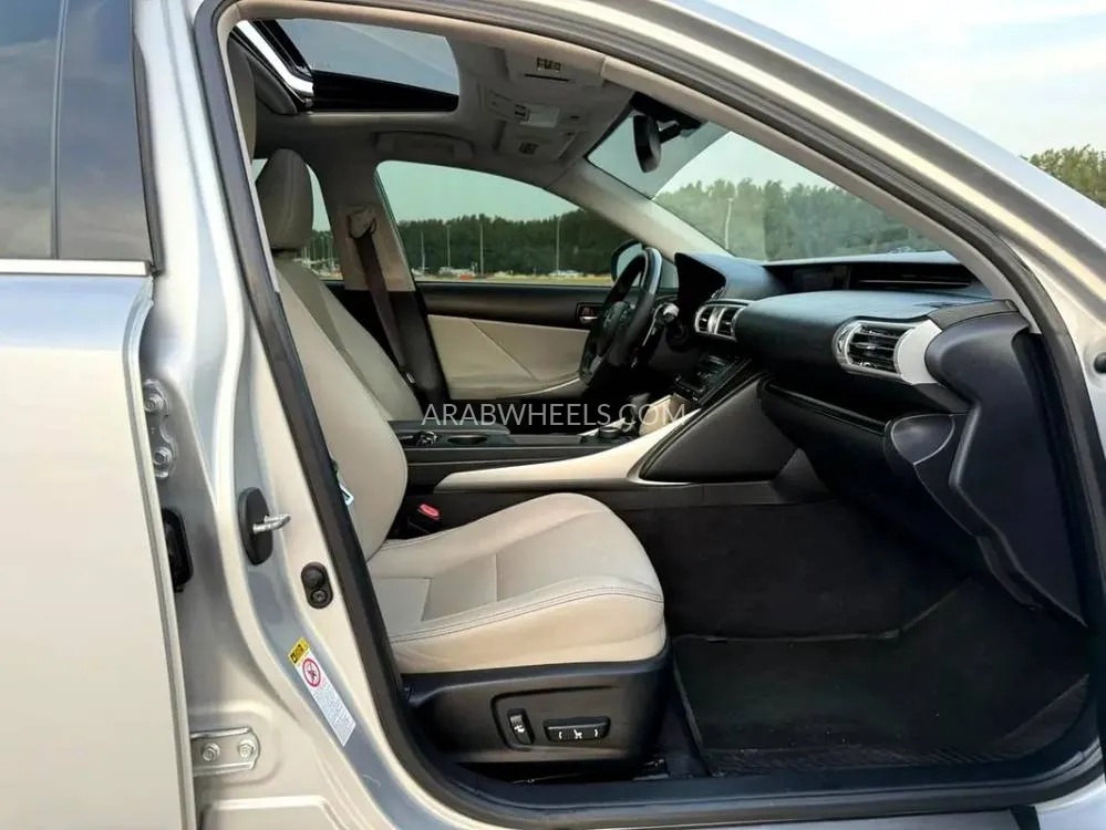 Lexus IS 2014 for Sale in Sharjah Image-4