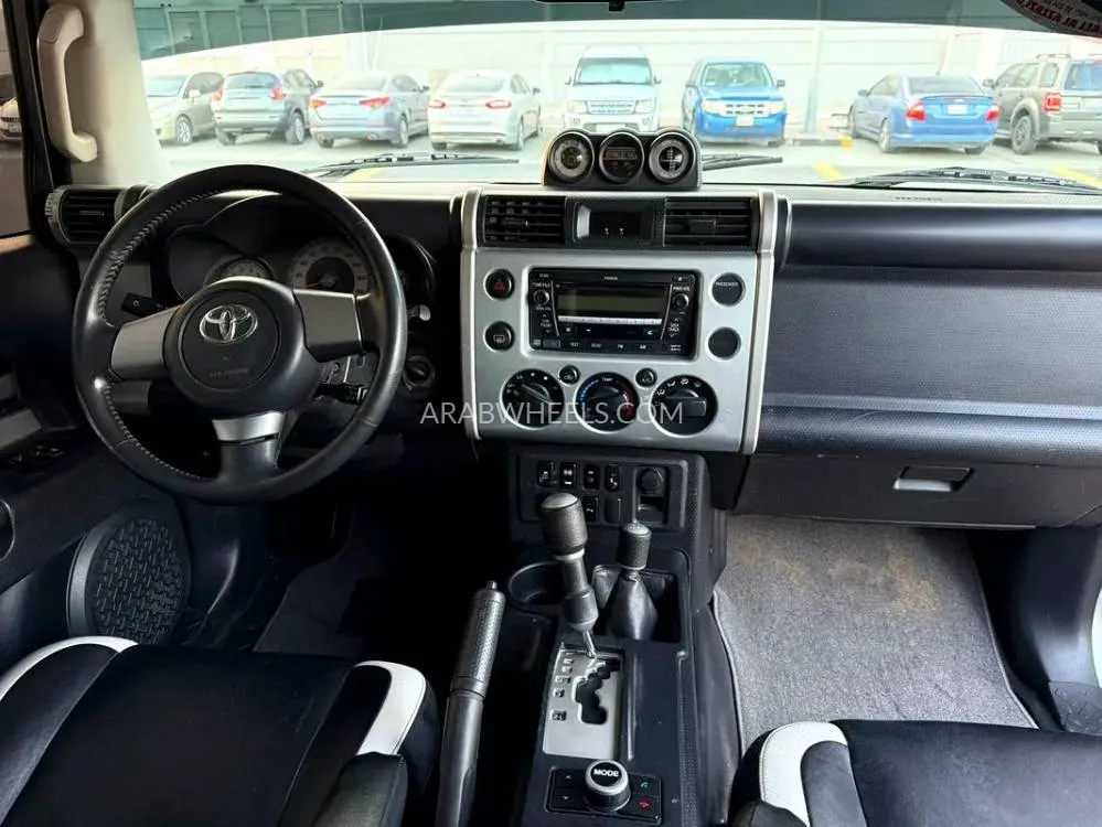 Toyota FJ Cruiser 2015 for Sale in Sharjah Image-9