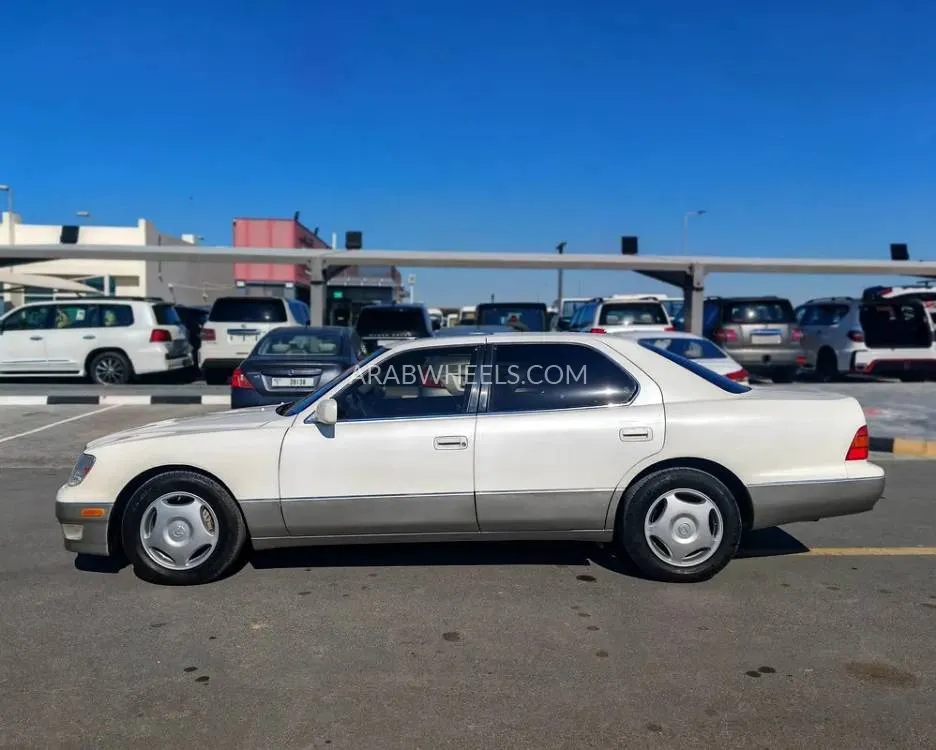 Lexus LS 2000 for Sale in Sharjah Image-9