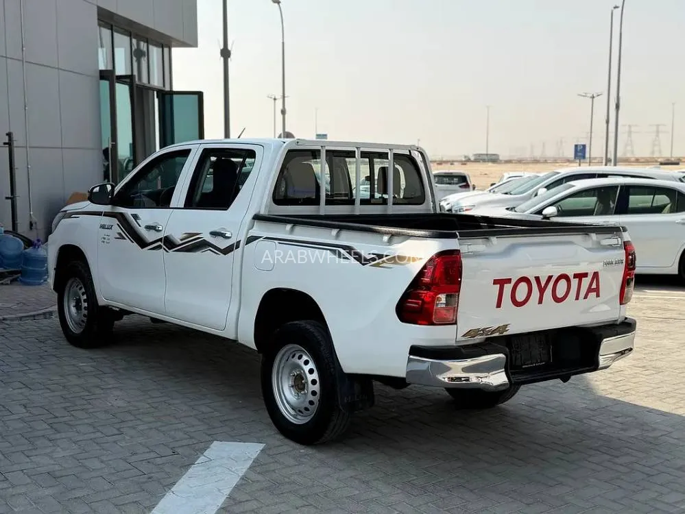 Toyota Hilux 2024 for Sale in Sharjah Image-2