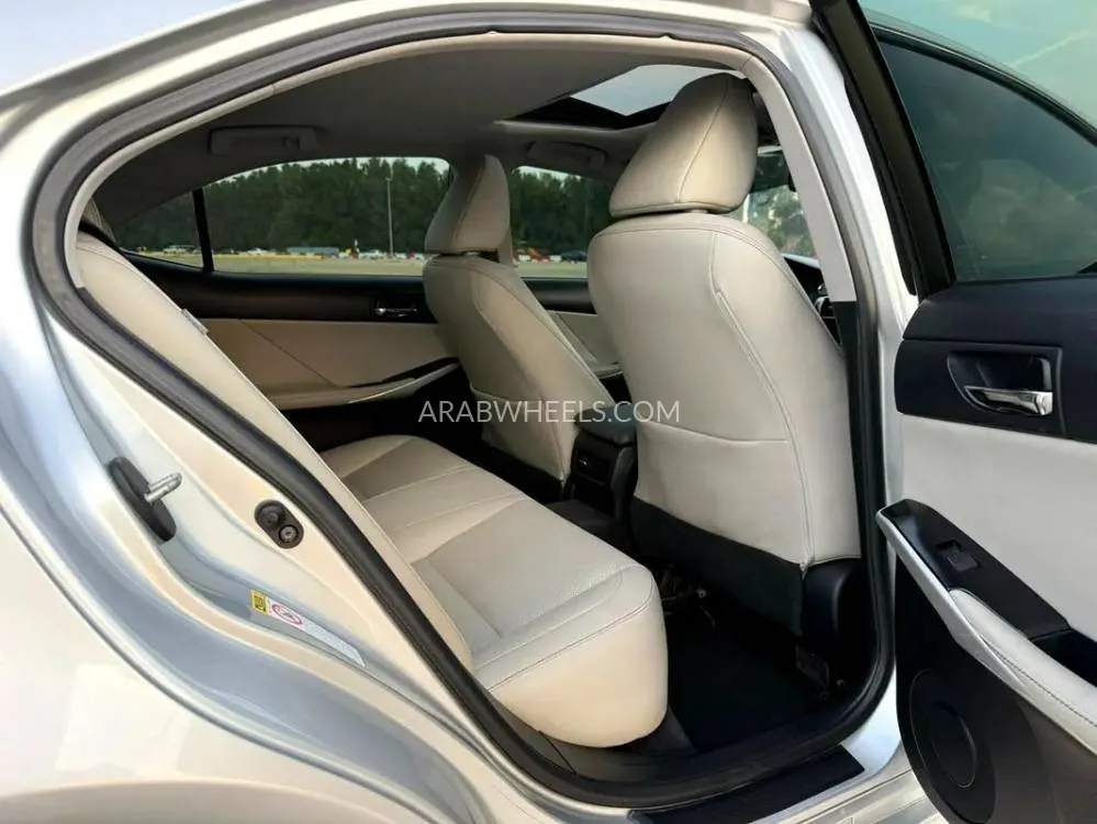 Lexus IS 2014 for Sale in Abu Dhabi Image-4
