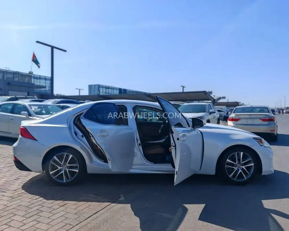 Lexus IS 2019 for Sale in Sharjah Image-4