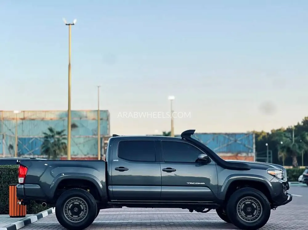 Toyota Tacoma 2017 for Sale in Sharjah Image-7