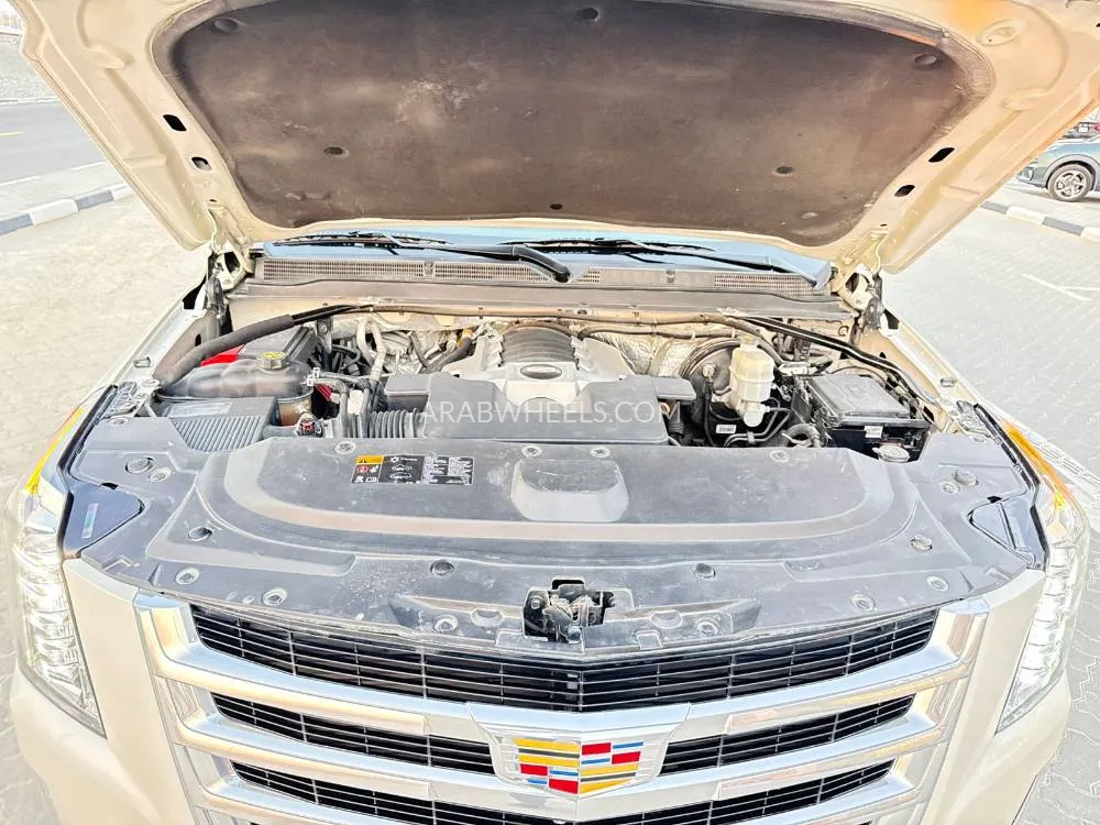 كاديلاك إسكاليد 2015 for Sale in الشارقة Image-24