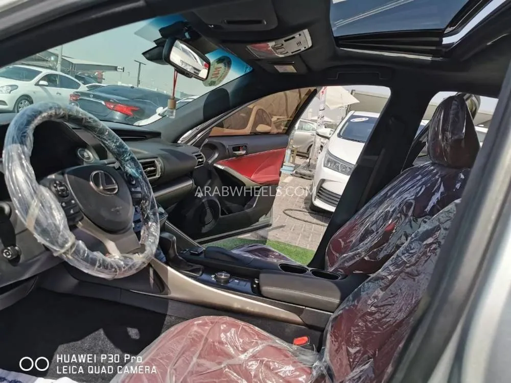 Lexus IS 2014 for Sale in Sharjah Image-2