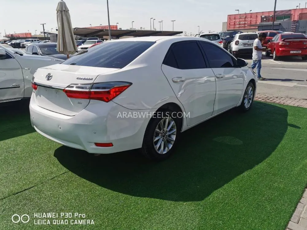 Toyota Corolla 2018 for Sale in Sharjah Image-3
