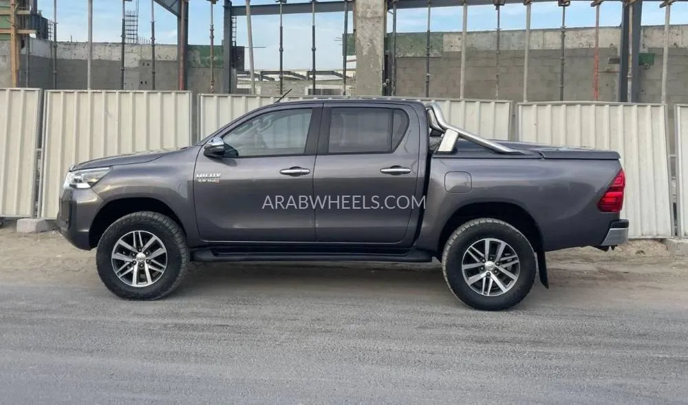 Toyota Hilux 2018 for Sale in Dubai Image-8