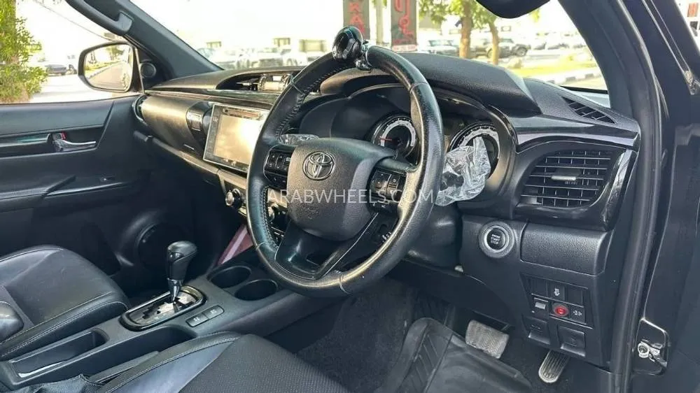 Toyota Hilux 2019 for Sale in Dubai Image-23