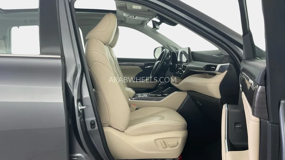 Toyota Highlander 2023 for Sale in Dubai Image-12