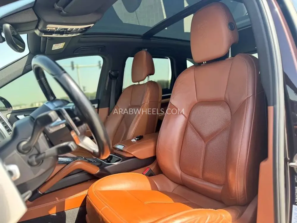 Porsche Cayenne 2016 for Sale in Sharjah Image-2