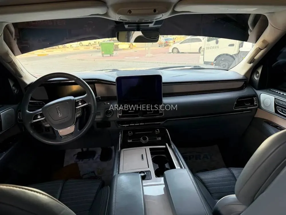 Lincoln Navigator 2020 for Sale in Abu Dhabi Image-2