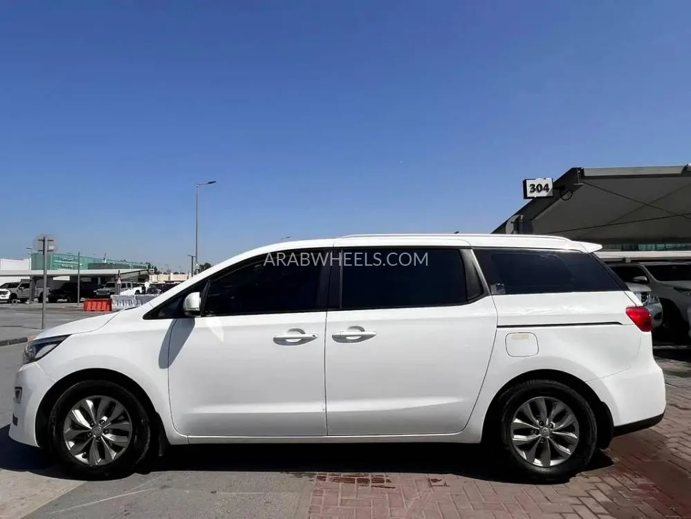 Kia Grand Carnival 2019 for Sale in Sharjah Image-4