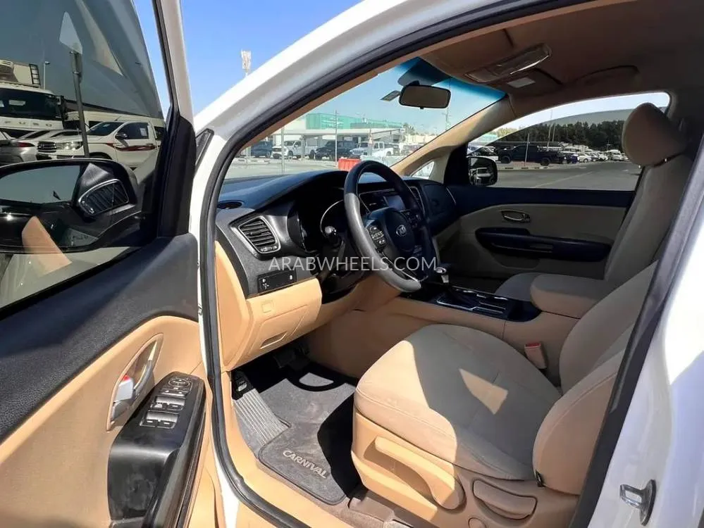 Kia Grand Carnival 2019 for Sale in Sharjah Image-6