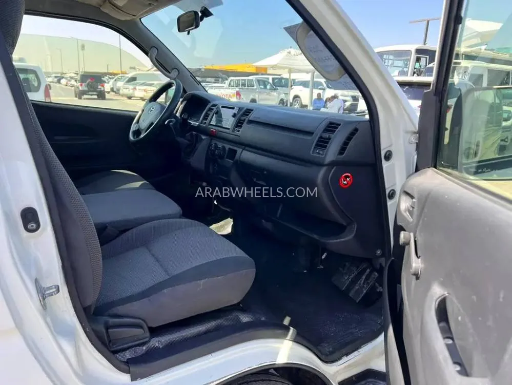 Toyota Hiace 2014 for Sale in Sharjah Image-9