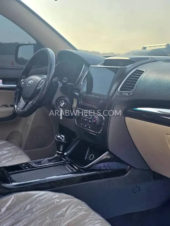 Kia Sorento 2015 for Sale in Sharjah Image-13