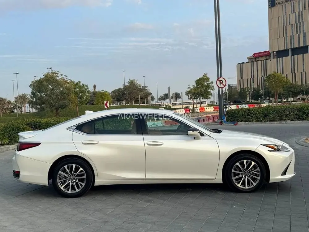 Lexus ES 2023 for Sale in Dubai Image-2