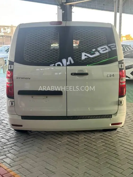 Hyundai H1 2019 for Sale in Ajman Image-2