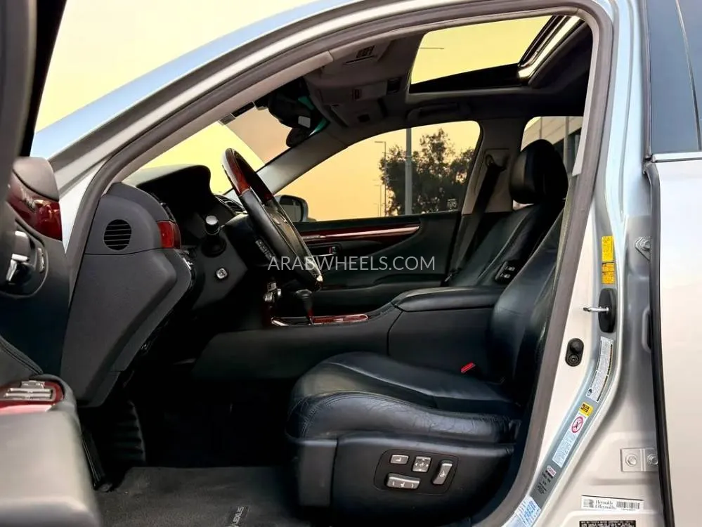 Lexus LS 2010 for Sale in Sharjah Image-11