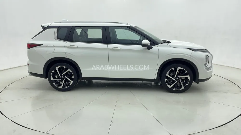 Mitsubishi Outlander 2024 for Sale in Dubai Image-2