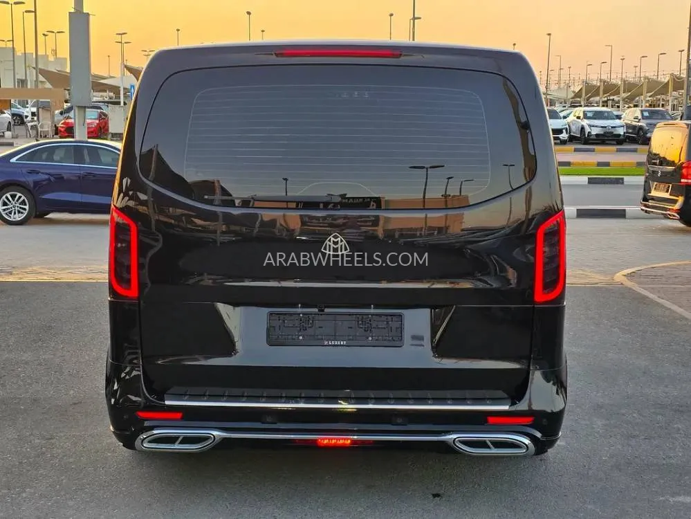 مرسيدس بنز كلاس V 2018 for Sale in الشارقة Image-19