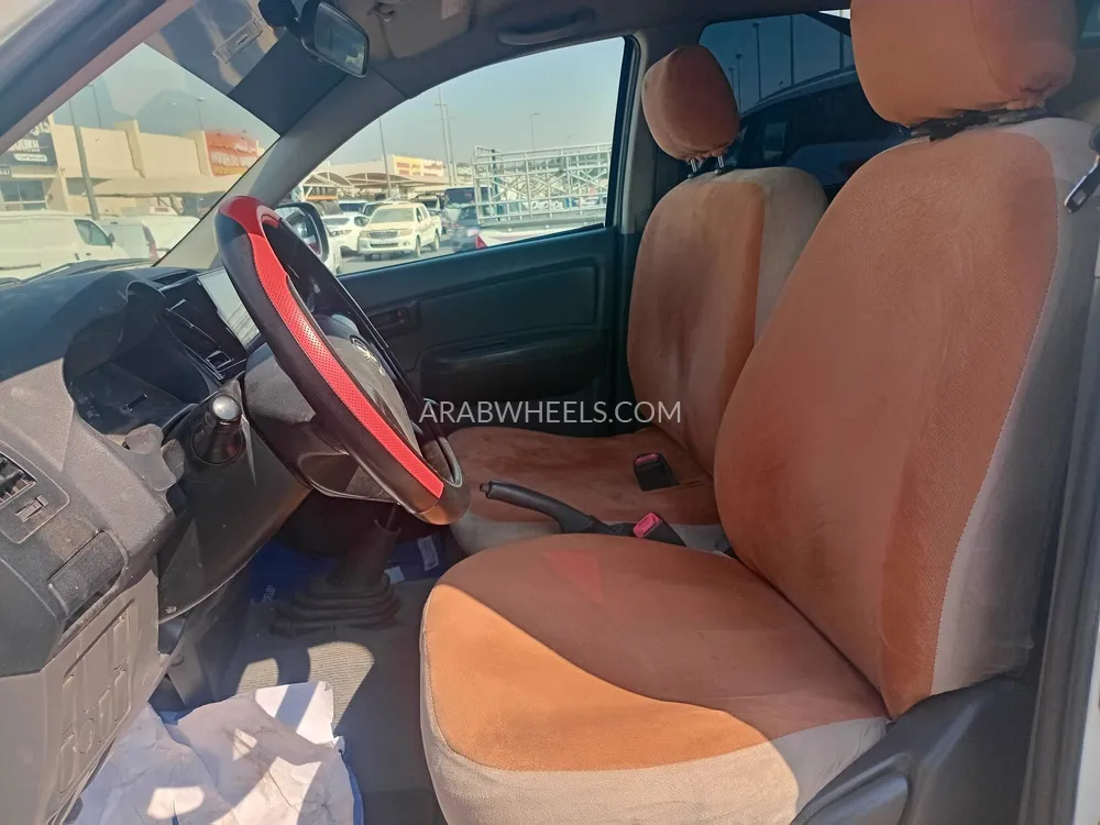 Toyota Hilux 2015 for Sale in Sharjah Image-8