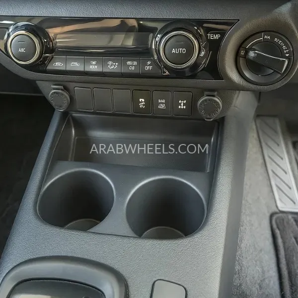 Toyota Hilux 2018 for Sale in Dubai Image-24