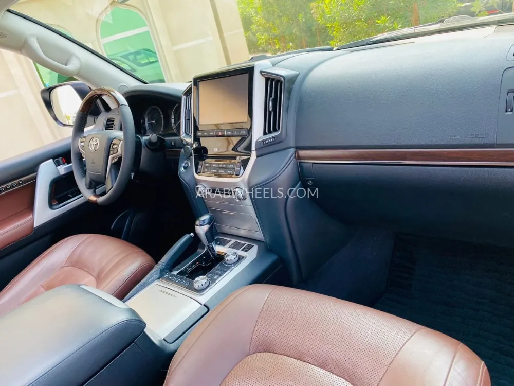 Toyota Land Cruiser 2018 for Sale in Ajman Image-11