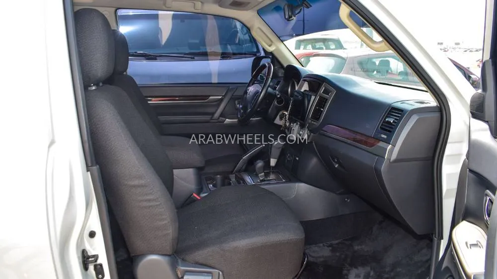 ميتسوبيشي باجيرو 2018 for Sale in الشارقة Image-10