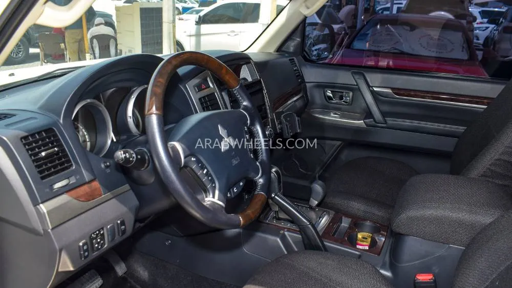 ميتسوبيشي باجيرو 2018 for Sale in الشارقة Image-12