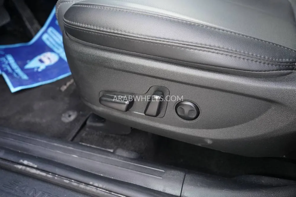 Hyundai Santa Fe 2023 for Sale in Ajman Image-11