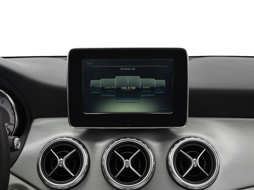 Mercedes Benz GLA 1st (X156) Generation Interior 