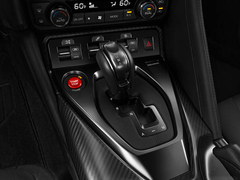 نيسان GT-R الداخلية 