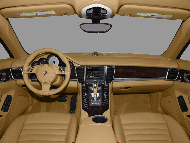 بورشه باناميرا الجيل الأول (G1) الداخلية 