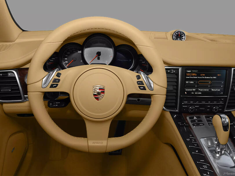 بورشه باناميرا الجيل الأول (G1) الداخلية 