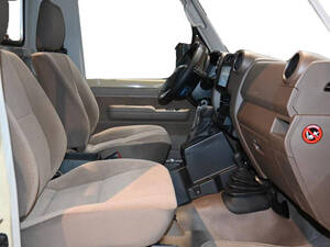 تويوتا لاند كروزر 70 سيريز الداخلية Back Seats