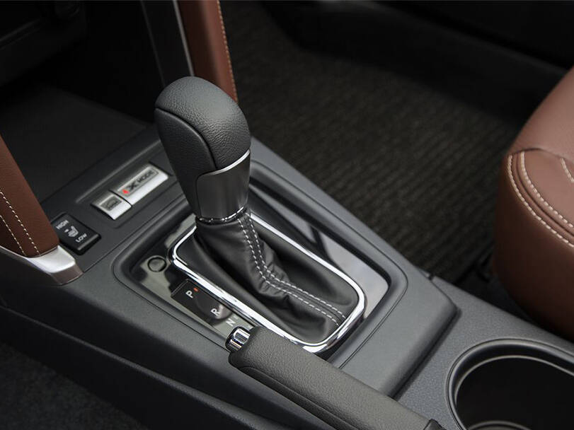 سوبارو فورستر الجيل الرابع (SJ) الداخلية 