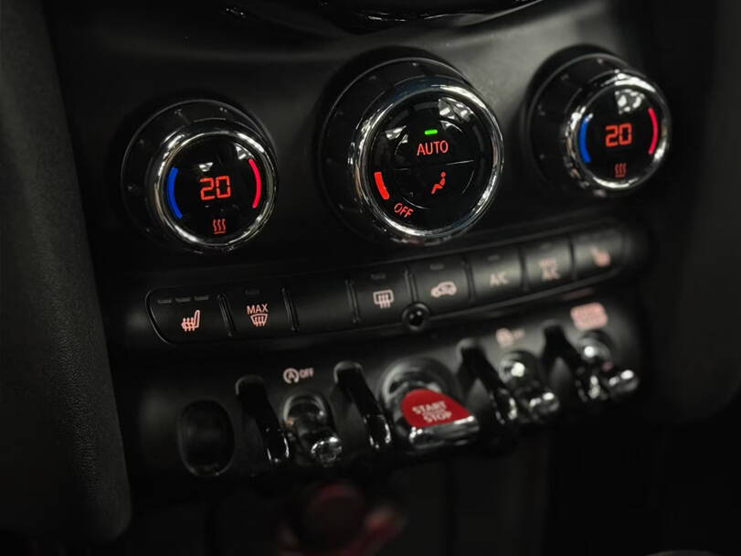 ميني كونفيرتيبل 2025 الداخلية 