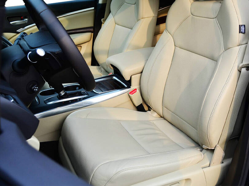 أكورا إم دي إكس الداخلية 