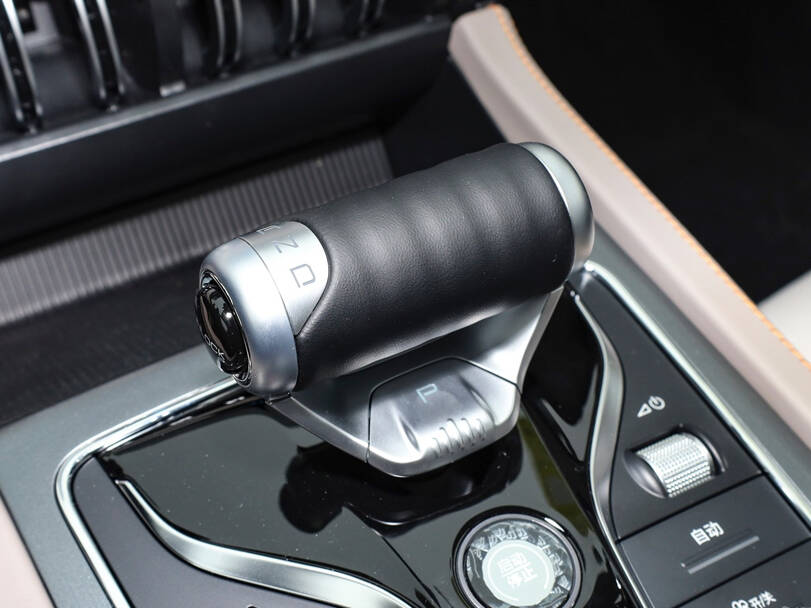 بي واي دي يوان بلس 2025 الداخلية 