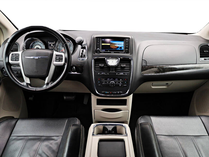 كرايسلر فوييجر الجيل الخامس الداخلية 