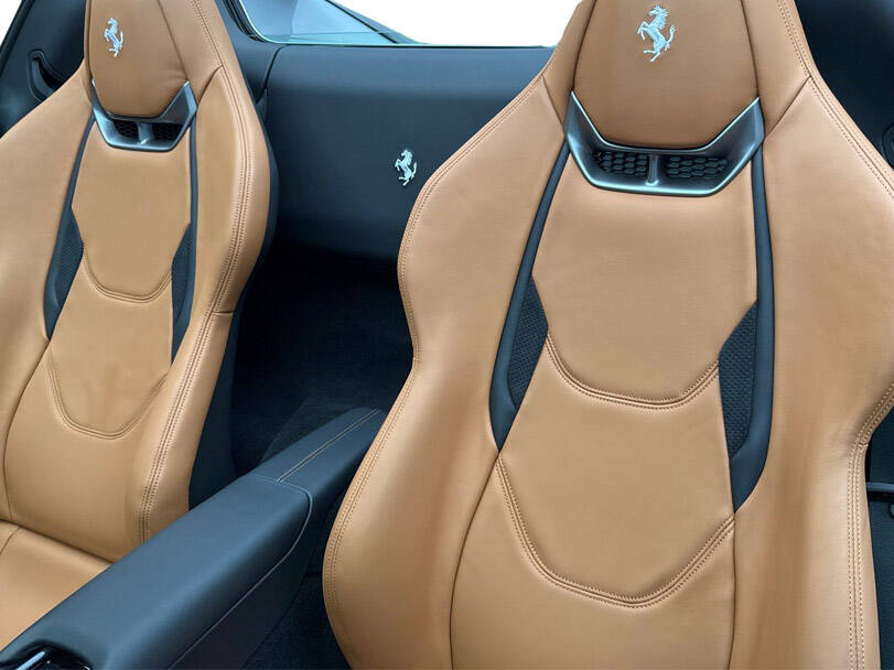 فيراري 296 GTS 2025 الداخلية 